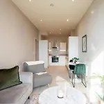 Apartment Sleek 1Br City Flat - Sofa Bed
